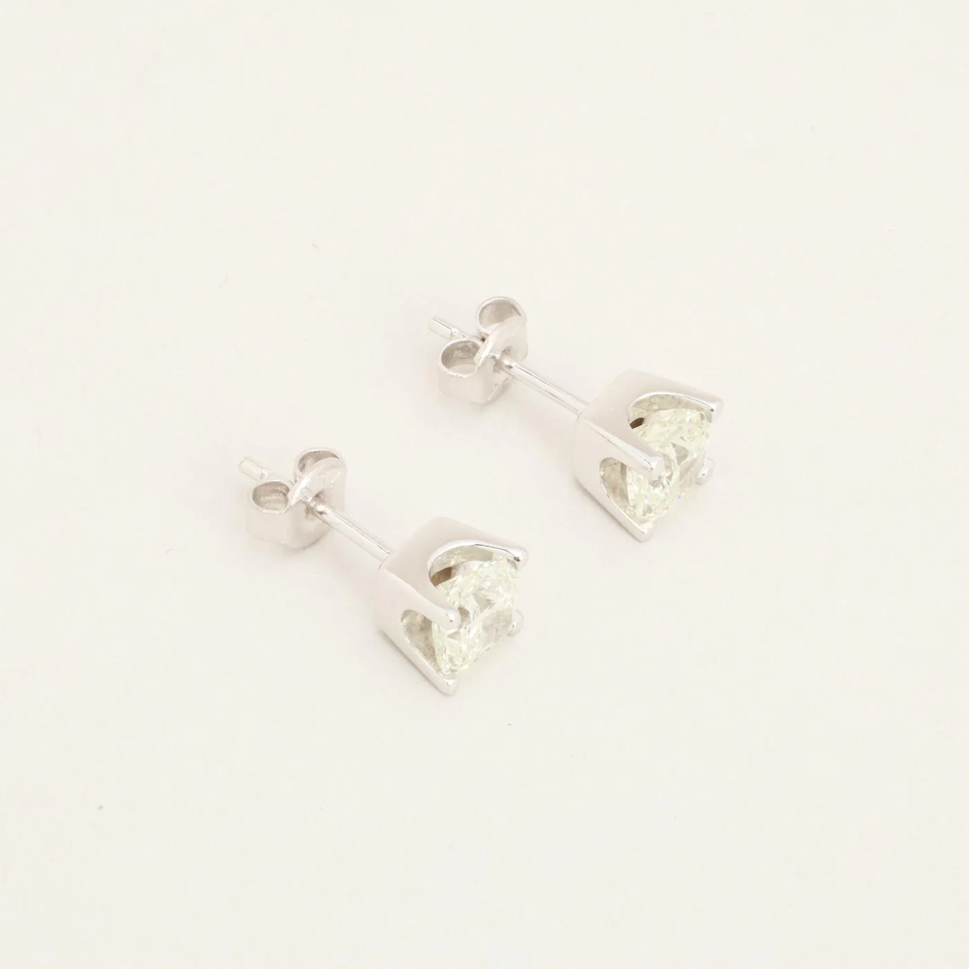 Solitär örhängen med diamant (2.02 ct) i 18K vitt guld, 0.6 cm, - Image 3