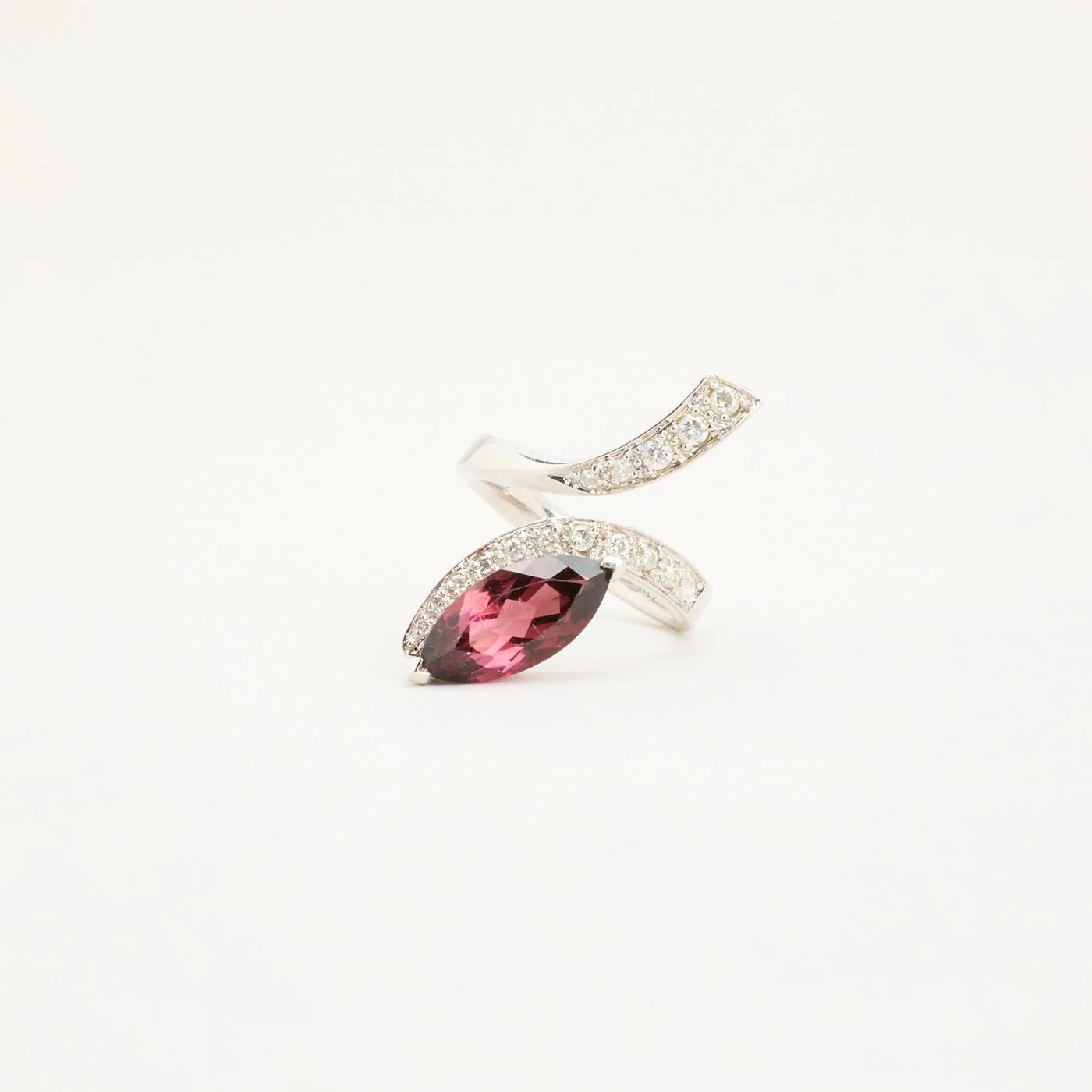 Crossoverring med diamant (0.5 ct) i 18K vitt guld med en turmalin strl. 16.9 / strl. 53