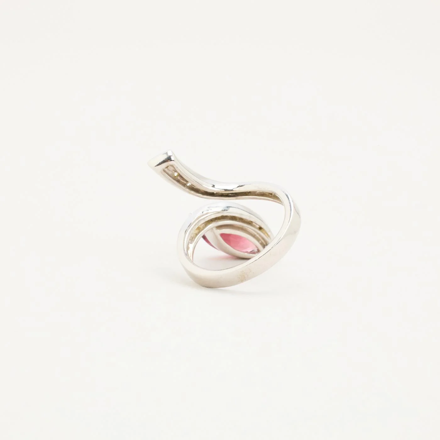 Crossoverring med diamant (0.5 ct) i 18K vitt guld med en turmalin strl. 16.9 / strl. 53 - Image 3