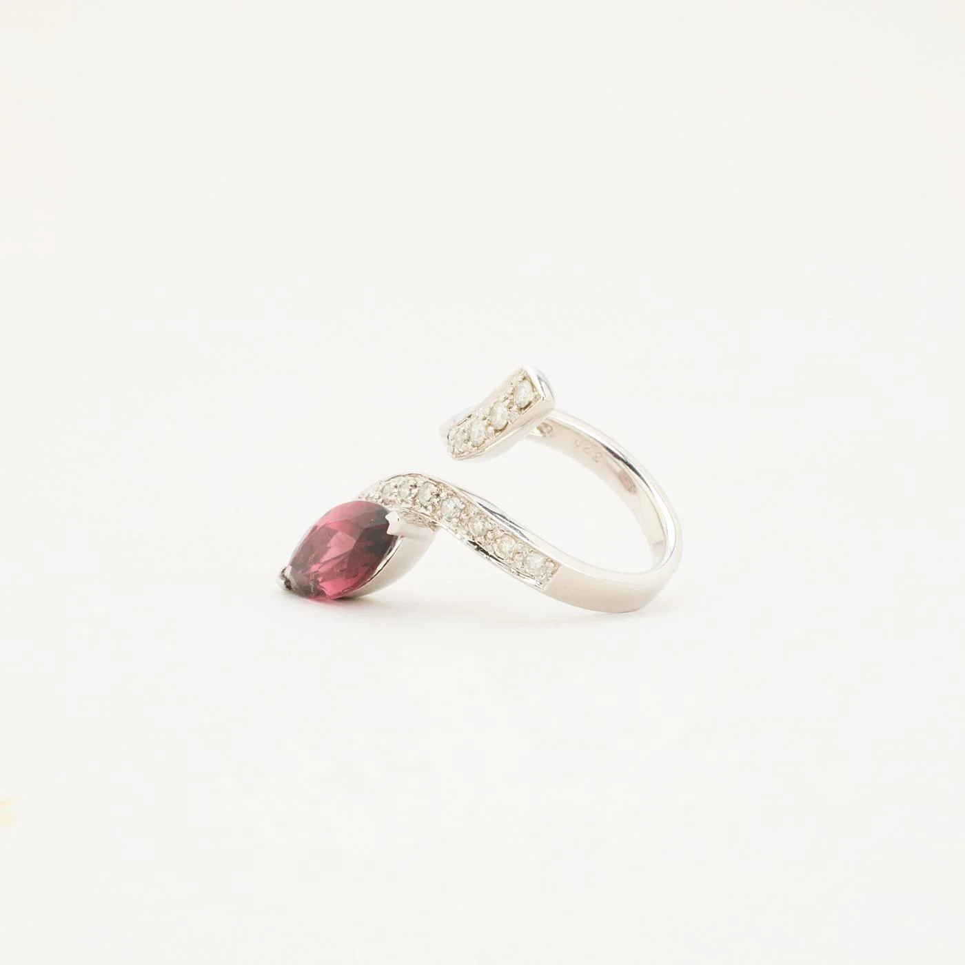 Crossoverring med diamant (0.5 ct) i 18K vitt guld med en turmalin strl. 16.9 / strl. 53 - Image 4