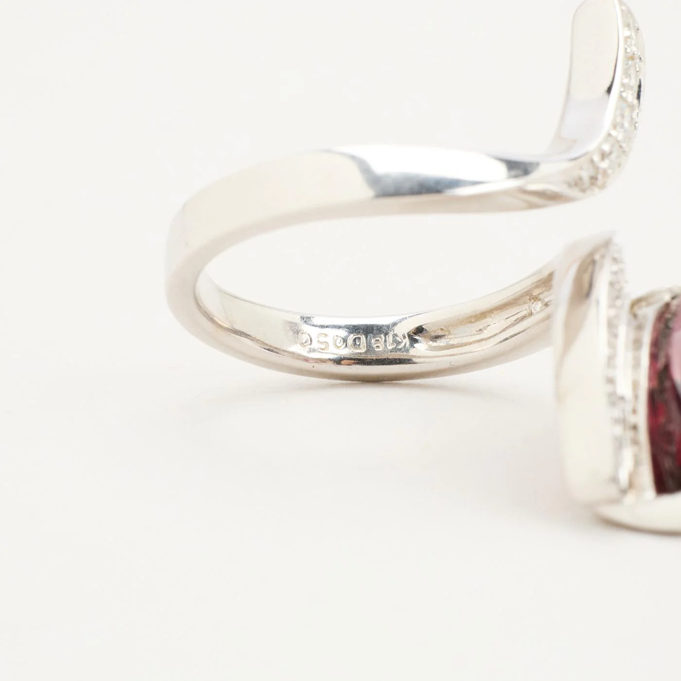 Crossoverring med diamant (0.5 ct) i 18K vitt guld med en turmalin strl. 16.9 / strl. 53 - Image 5