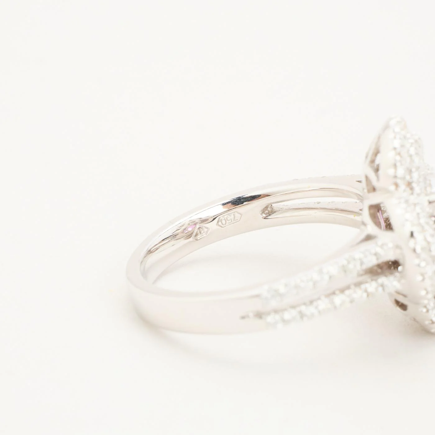 Hartmann's Blomsterring med diamant (0.89 ct) i 18K vitt guld med en safir strl. 16.9 / strl. 53 - Image 5