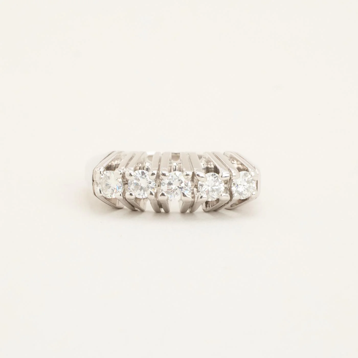 Femstensring med diamant (0.67 ct) i 18K vitt guld strl. 15.6 / strl. 49