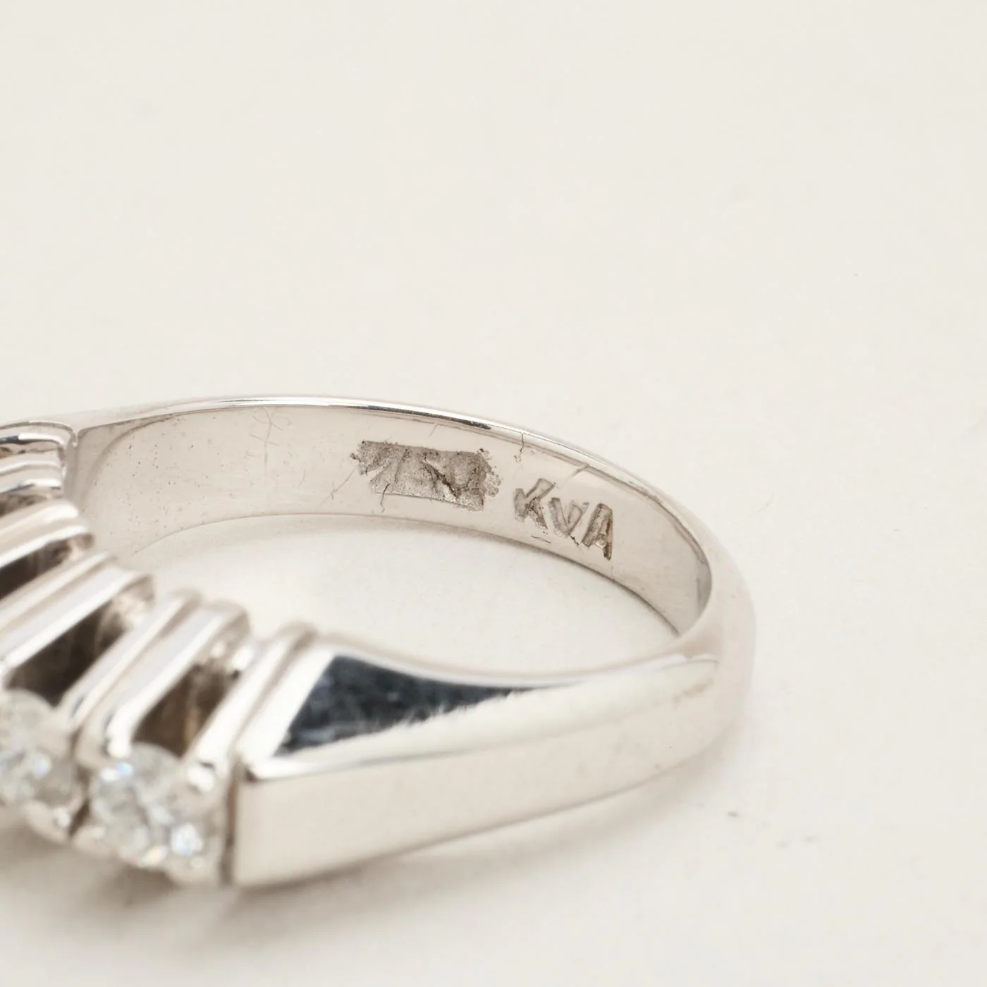 Femstensring med diamant (0.67 ct) i 18K vitt guld strl. 15.6 / strl. 49 - Image 6