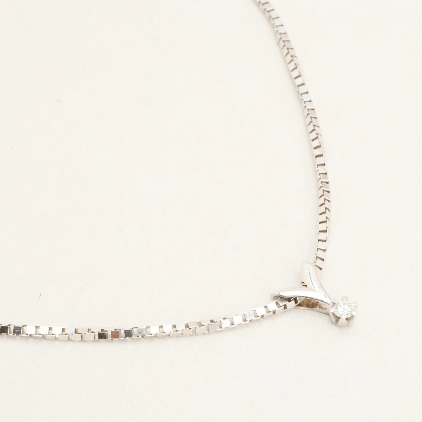 Venezia solitärhalsband med diamant (0.06 ct) i 14K vitt guld, 45.5 cm, 5.5 g - Image 4