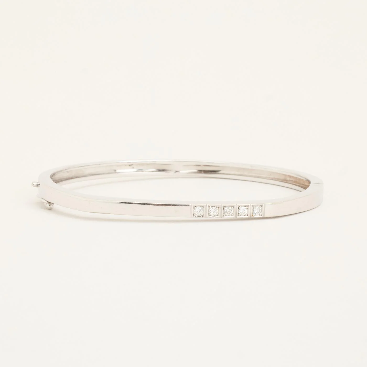 Armring med lås med diamant (0.08 ct) i 14K vitt guld, 5.7 cm, 14 g