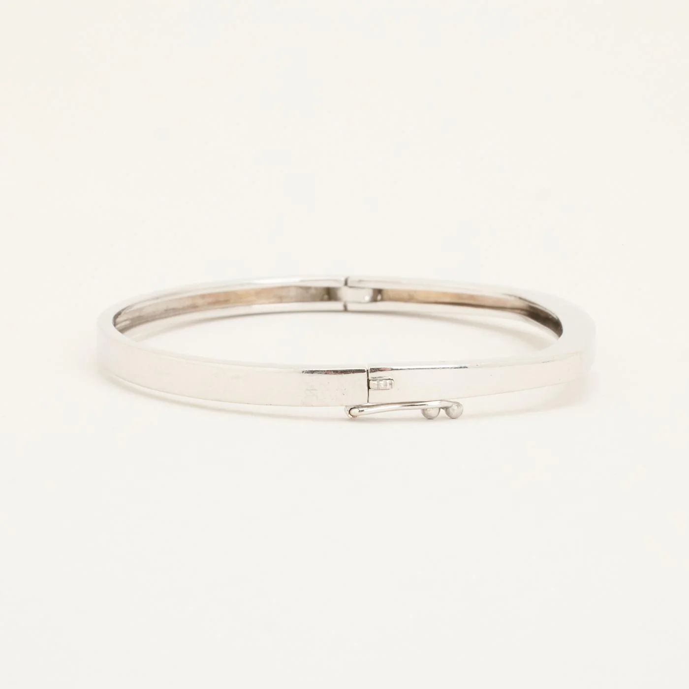 Armring med lås med diamant (0.08 ct) i 14K vitt guld, 5.7 cm, 14 g - Image 3