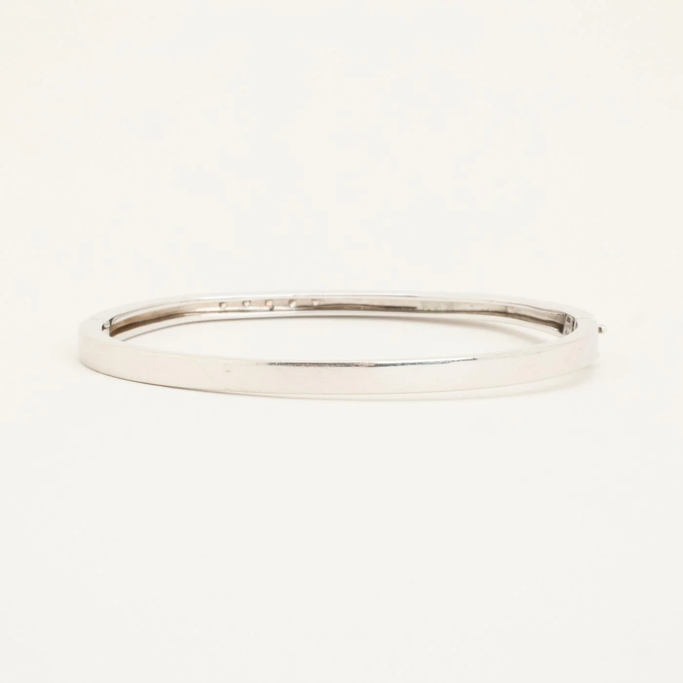 Armring med lås med diamant (0.08 ct) i 14K vitt guld, 5.7 cm, 14 g - Image 4