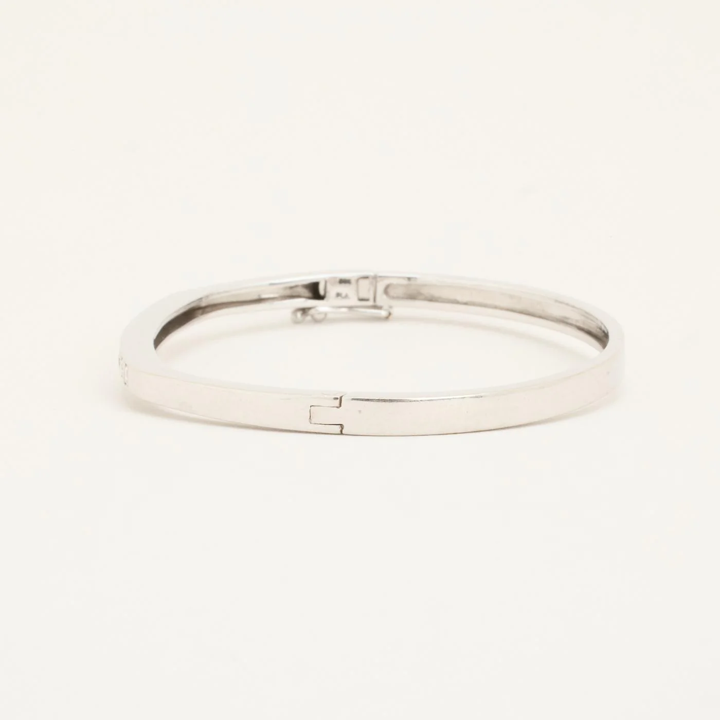 Armring med lås med diamant (0.08 ct) i 14K vitt guld, 5.7 cm, 14 g - Image 5