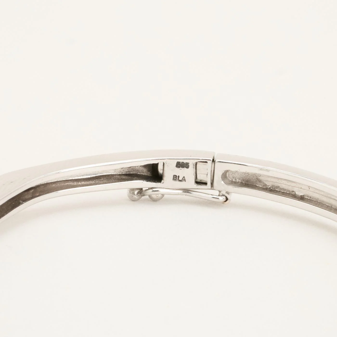 Armring med lås med diamant (0.08 ct) i 14K vitt guld, 5.7 cm, 14 g - Image 6