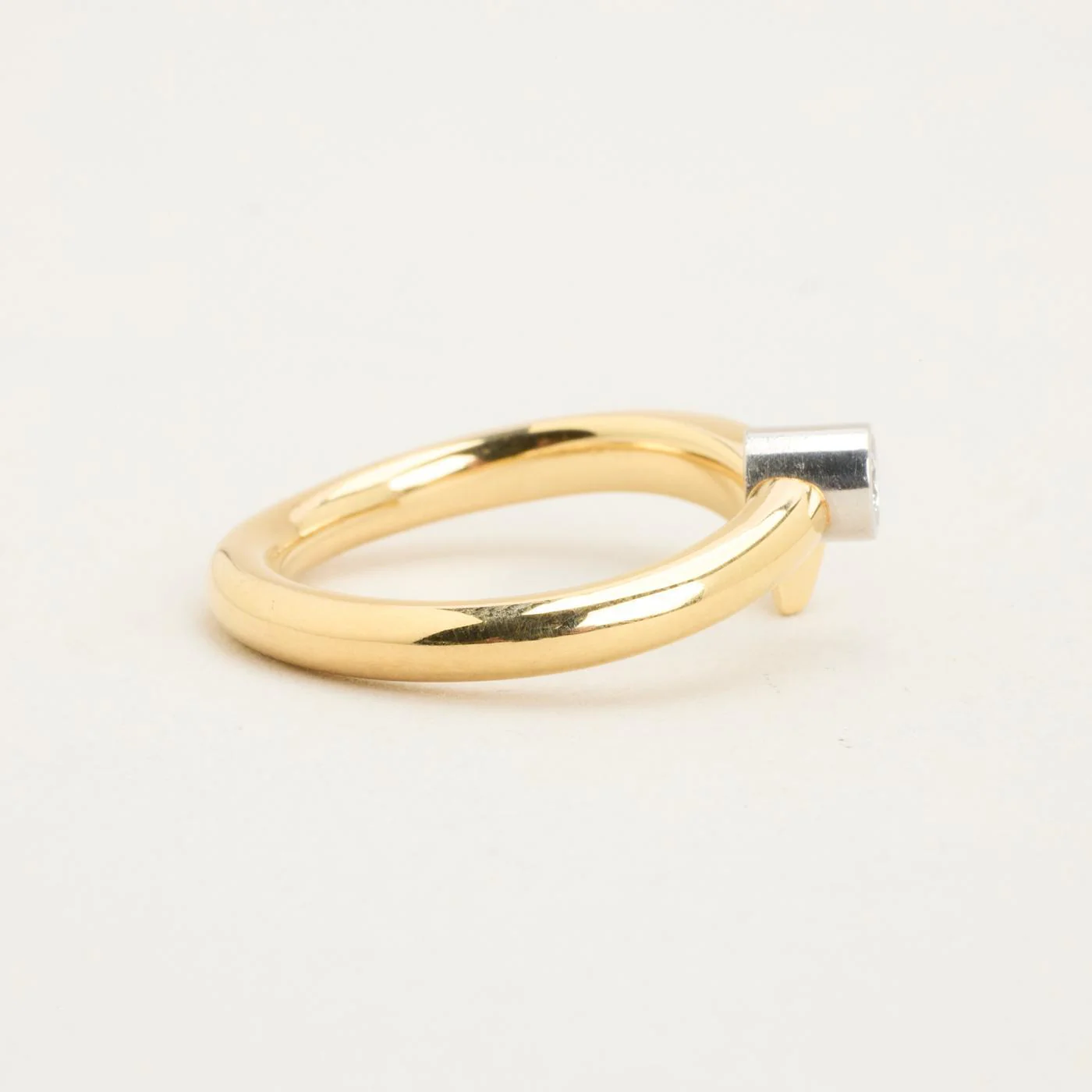 Crossoverring med diamant (0.05 ct) i 14K guld och vitt guld strl. 16.9 / strl. 53 - Image 3