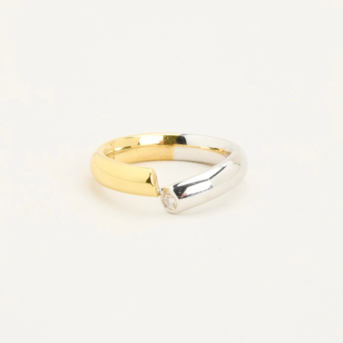 Crossoverring med diamant (0.04 ct) i 14K guld och vitt guld strl. 16.9 / strl. 53