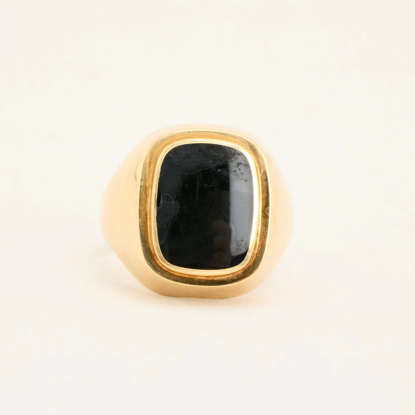 Signetring i 14K guld med en onyx strl. 21.3 / strl. 67