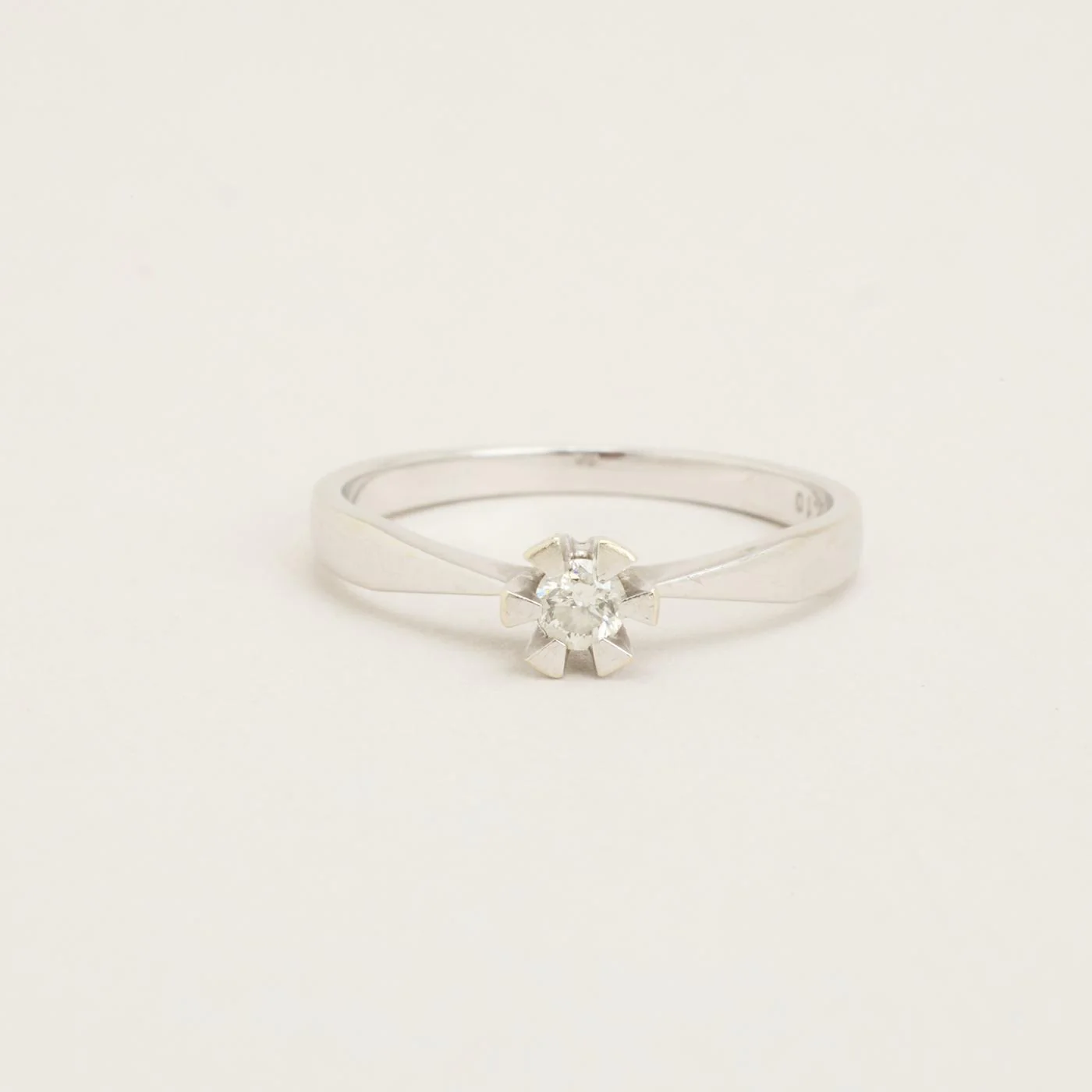 Solitärring med diamant (0.1 ct) i 14K vitt guld strl. 16.6 / strl. 52