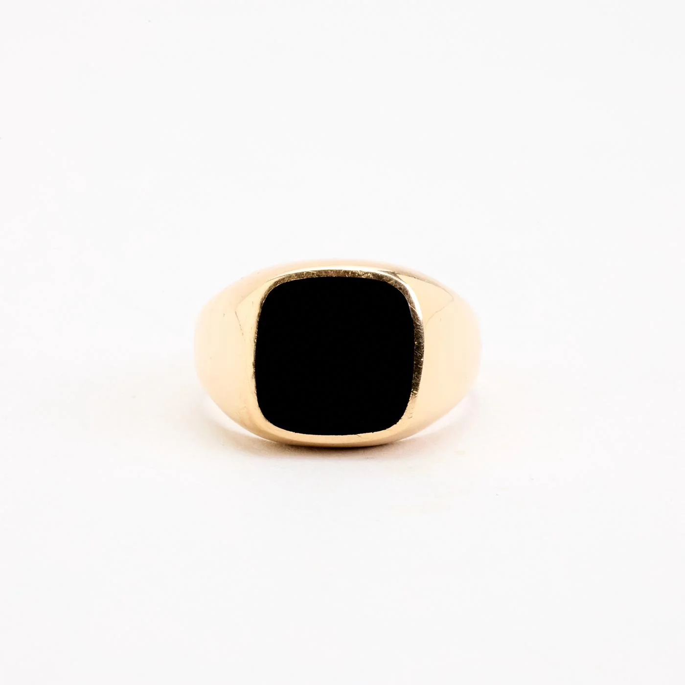 Signetring i 14K guld med en onyx strl. 21.3 / strl. 67