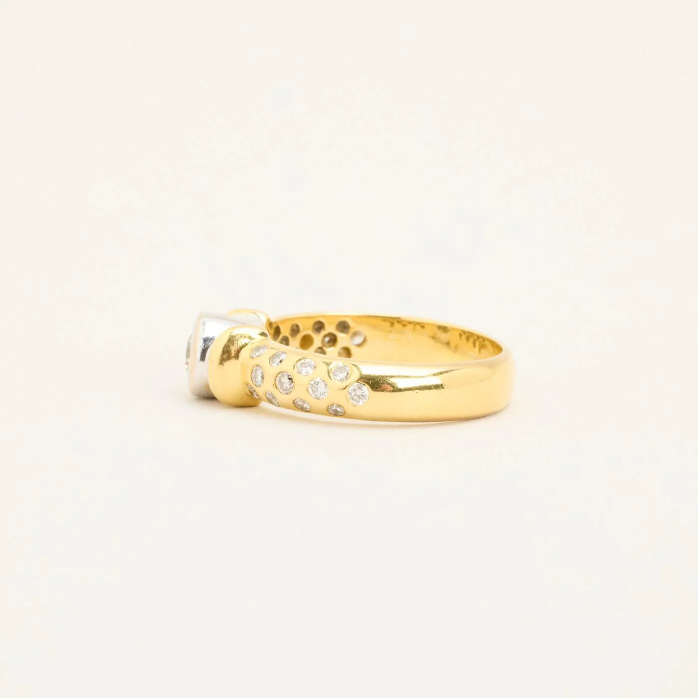 Solitärring med diamant (0.41 ct) i 18K guld och vitt guld strl. 17.2 / strl. 54 - Image 5