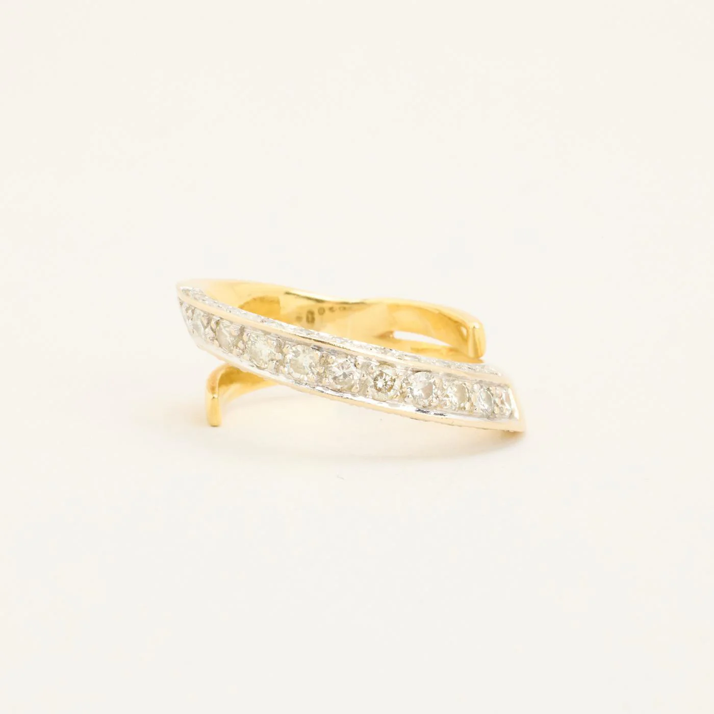 Crossoverring med diamant (0.56 ct) i 18K guld och vitt guld strl. 16.6 / strl. 52