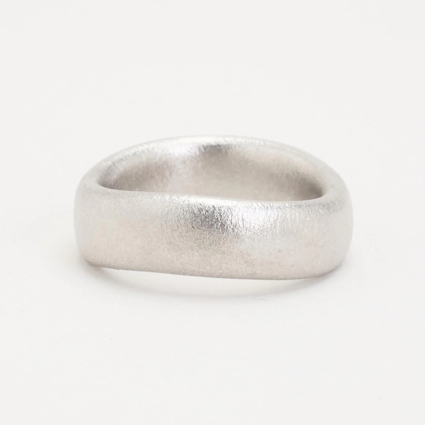 Ole Lynggaard Love nr 6 band i 14K vitt guld strl. 17.2 / strl. 54