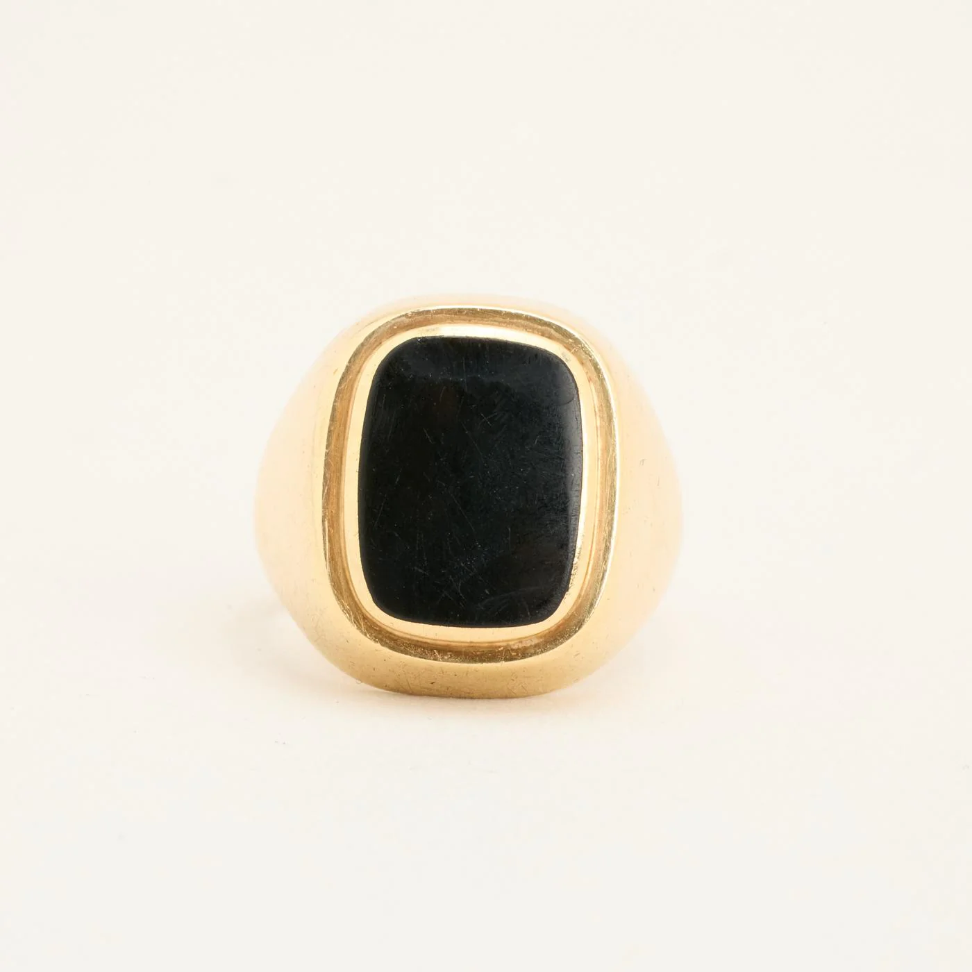 Signetring i 14K guld med en onyx strl. 19.4 / strl. 61