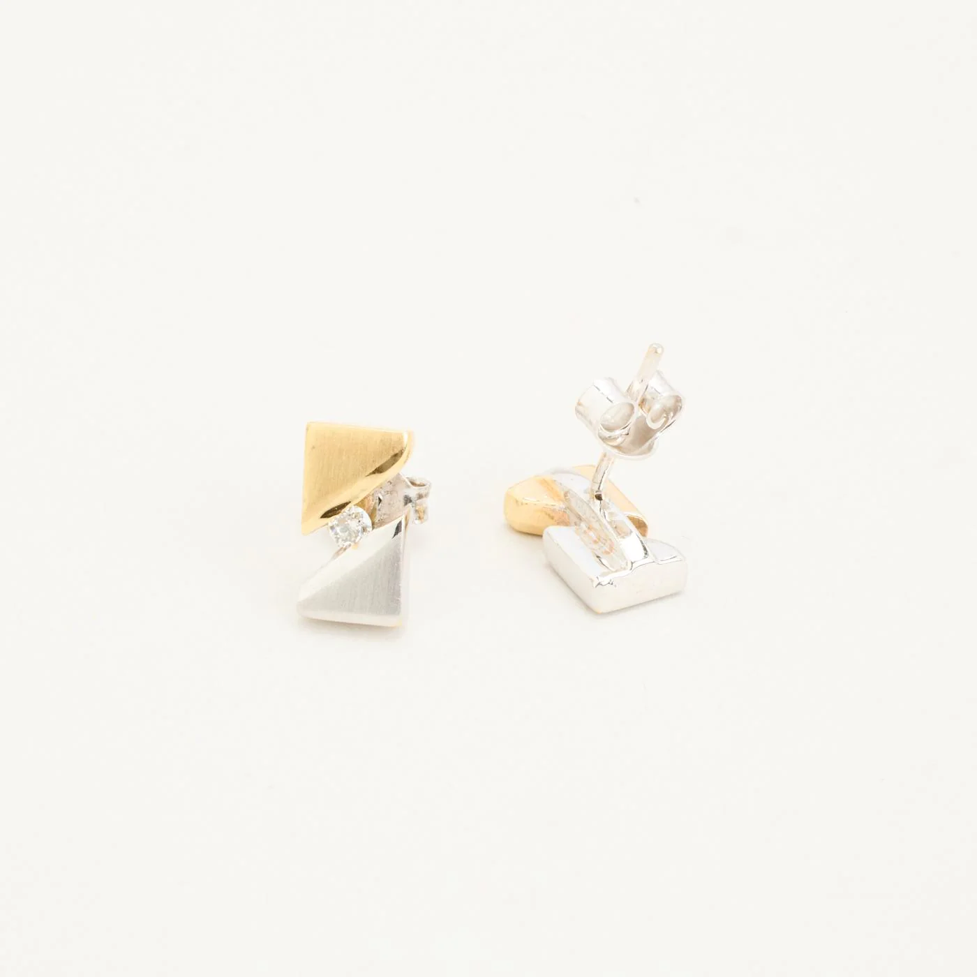 Örhängen med stift med diamant (0.06 ct) i 14K guld och vitt guld, 1.5 cm, - Image 4