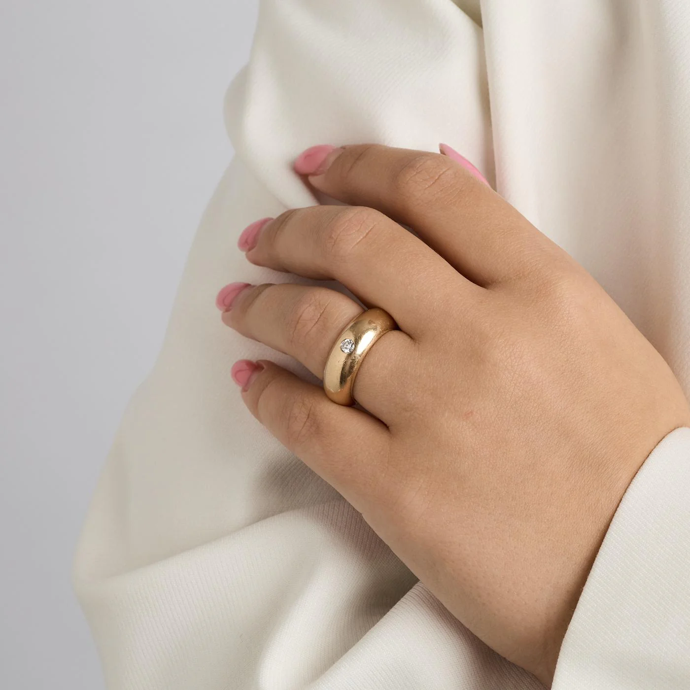 Vigselring med diamant (0.09 ct) i 14K guld strl. 16.9 / strl. 53