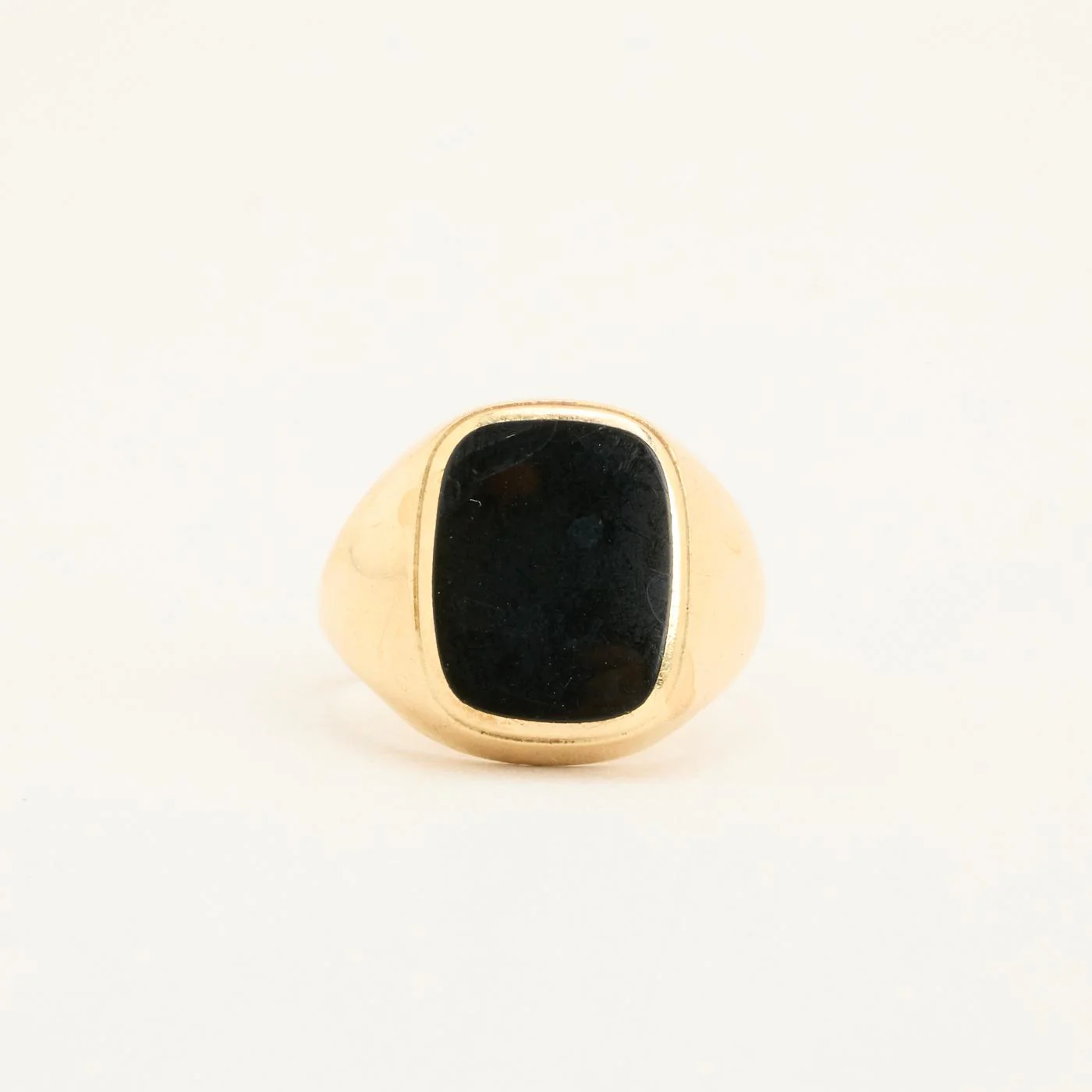 Signetring i 14K guld med en onyx strl. 19.4 / strl. 61