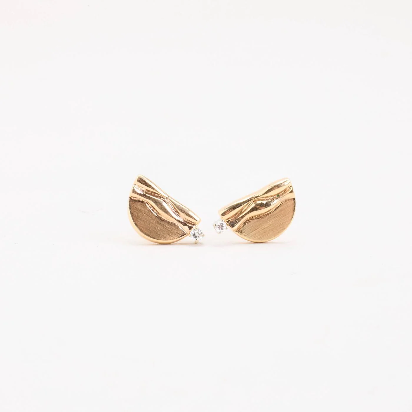 Örhängen med stift i 14K guld med en zirkonia, 1.5 cm,