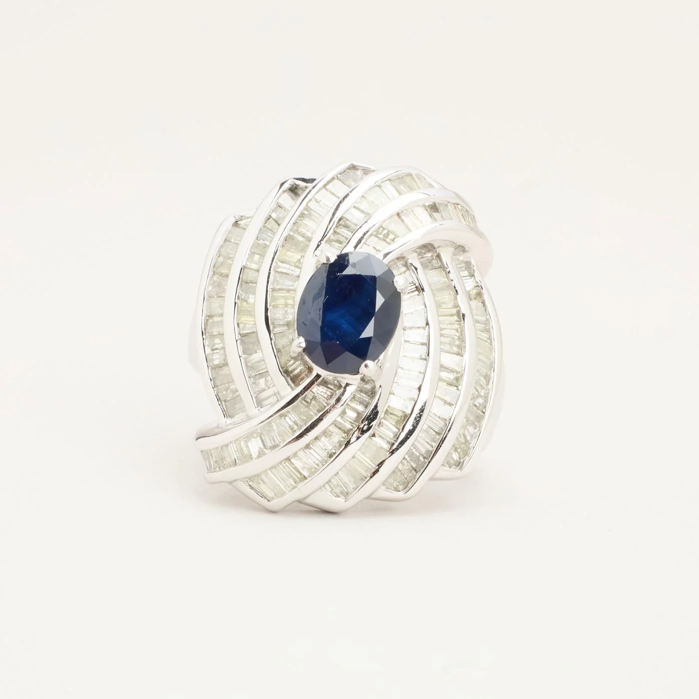 Cocktailring med diamant (3.5 ct) i 14K vitt guld med en safir strl. 18.5 / strl. 58