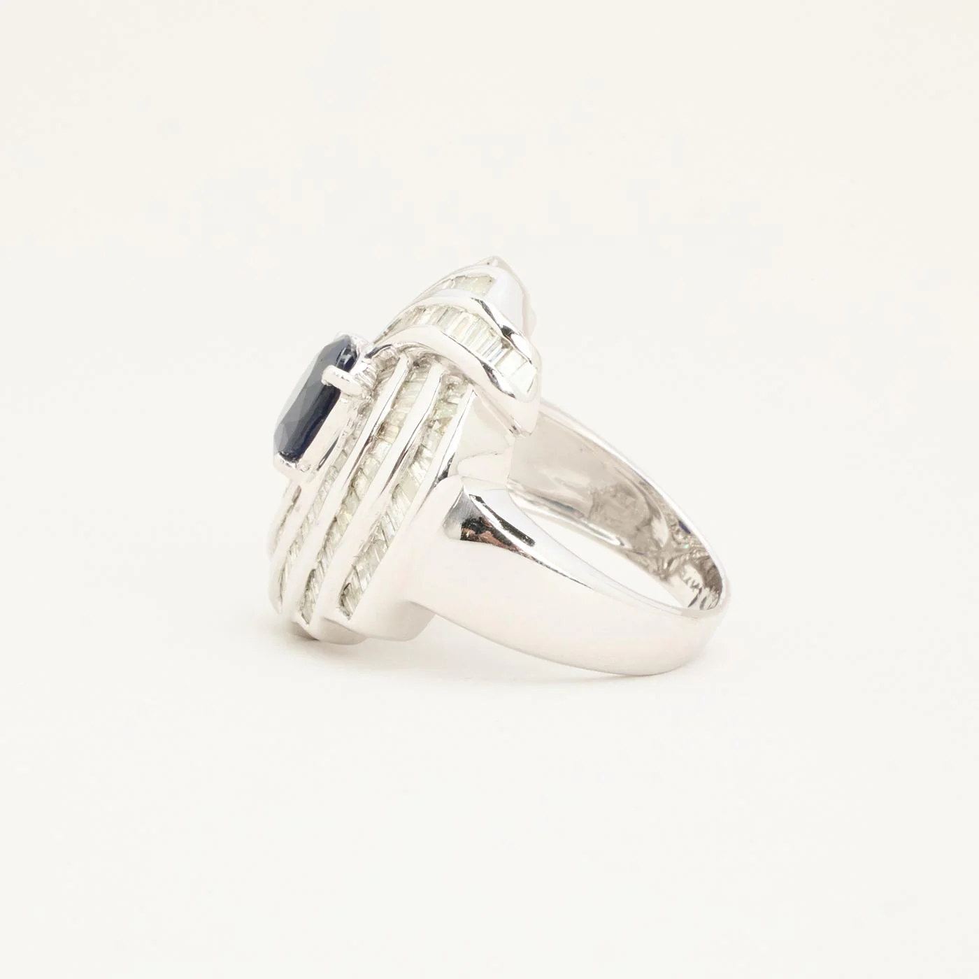 Cocktailring med diamant (3.5 ct) i 14K vitt guld med en safir strl. 18.5 / strl. 58 - Image 4