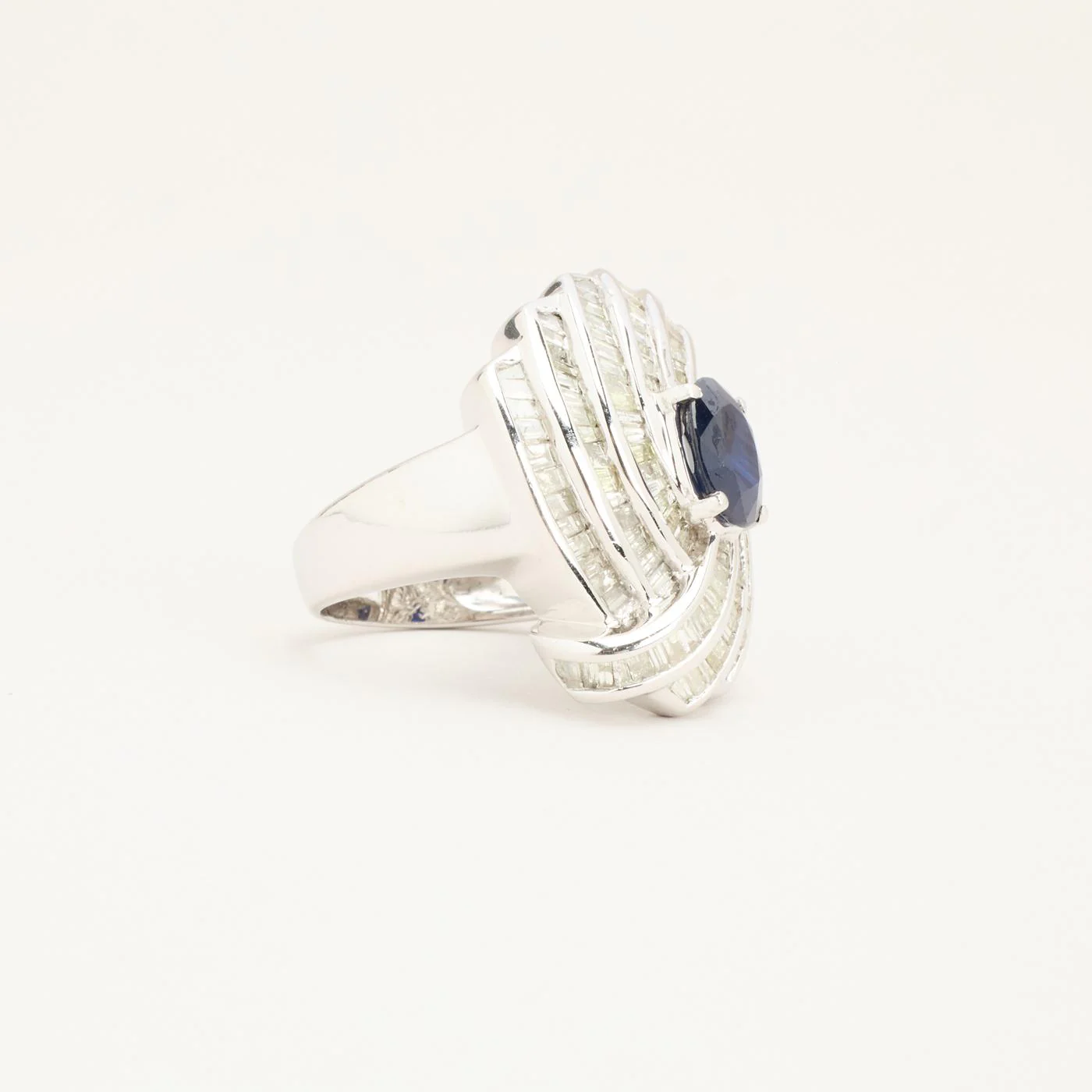 Cocktailring med diamant (3.5 ct) i 14K vitt guld med en safir strl. 18.5 / strl. 58 - Image 5