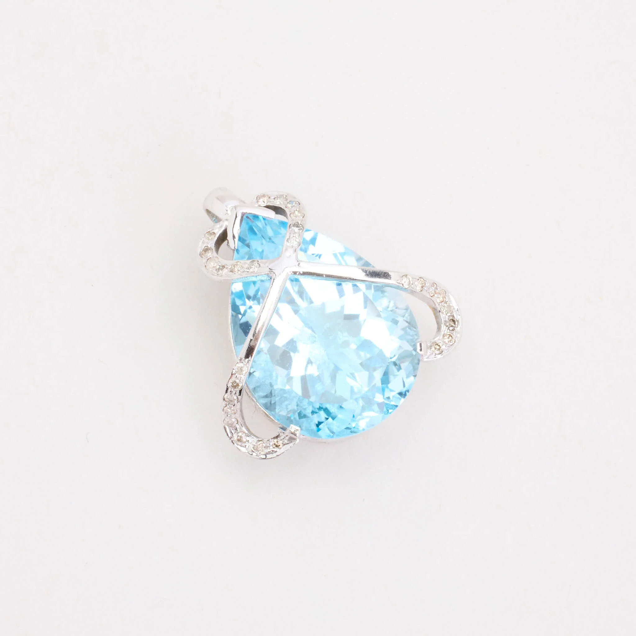 Hänge med diamant (0.29 ct) i 14K vitt guld med en topas, 2.5 cm, 5.46 g