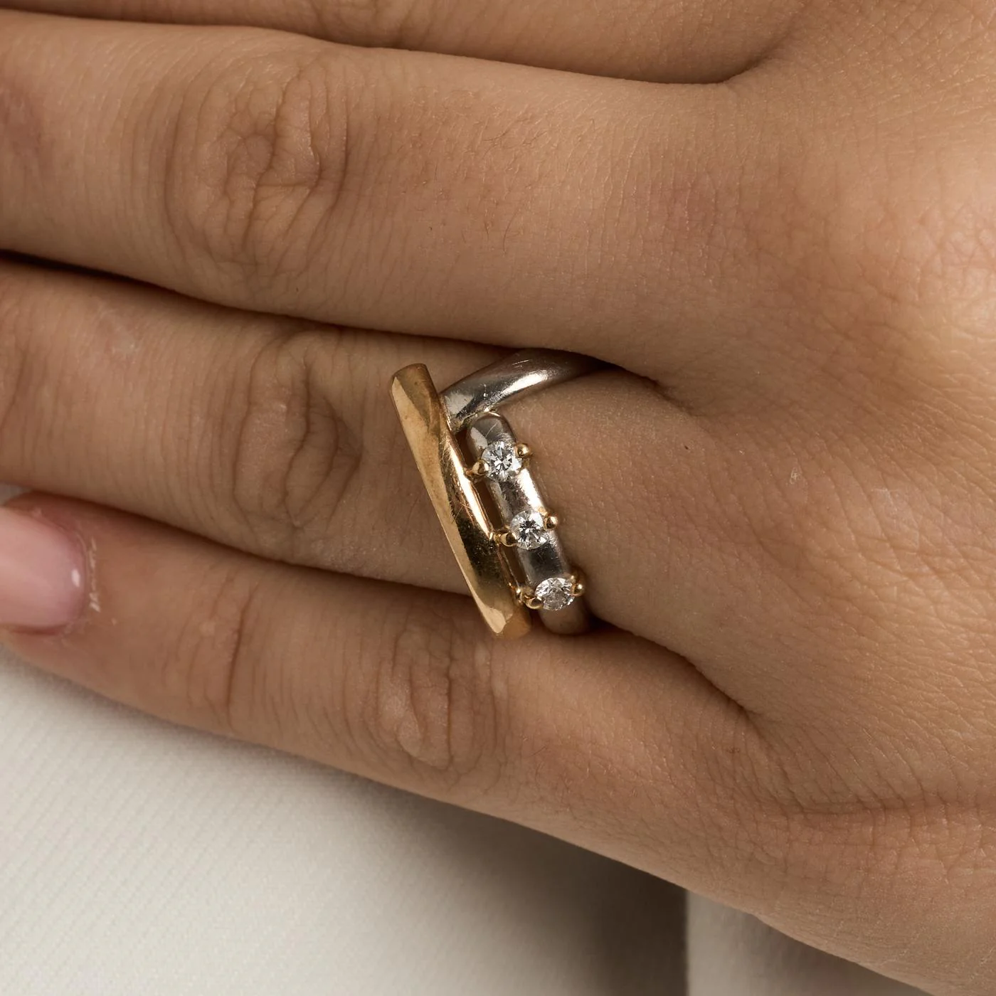 Crossoverring med diamant (0.25 ct) i 14K guld och vitt guld strl. 15.6 / strl. 49 - Image 2