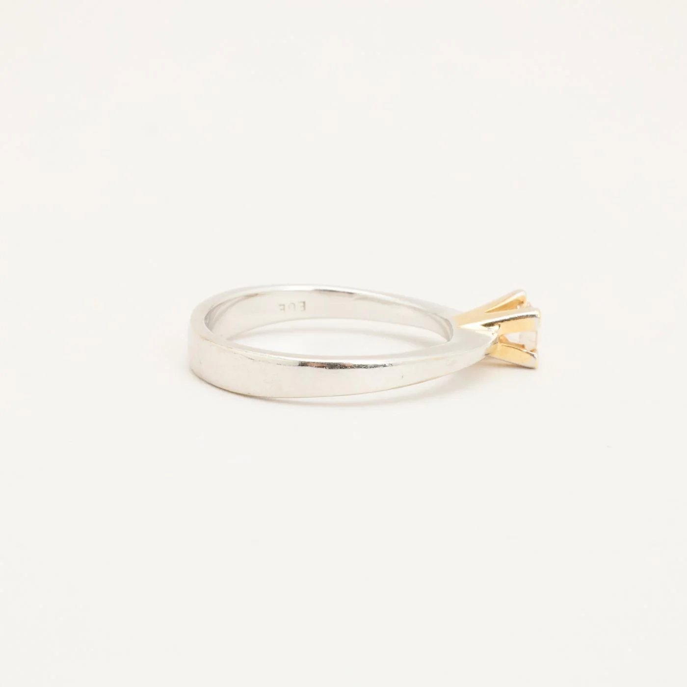 Solitärring i 14K guld och vitt guld med en zirkonia strl. 17.8 / strl. 56 - Image 2