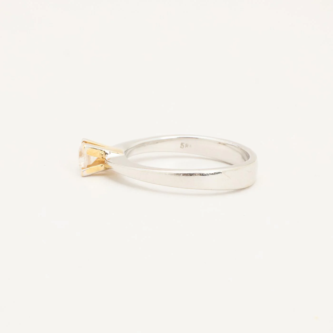 Solitärring i 14K guld och vitt guld med en zirkonia strl. 17.8 / strl. 56 - Image 4