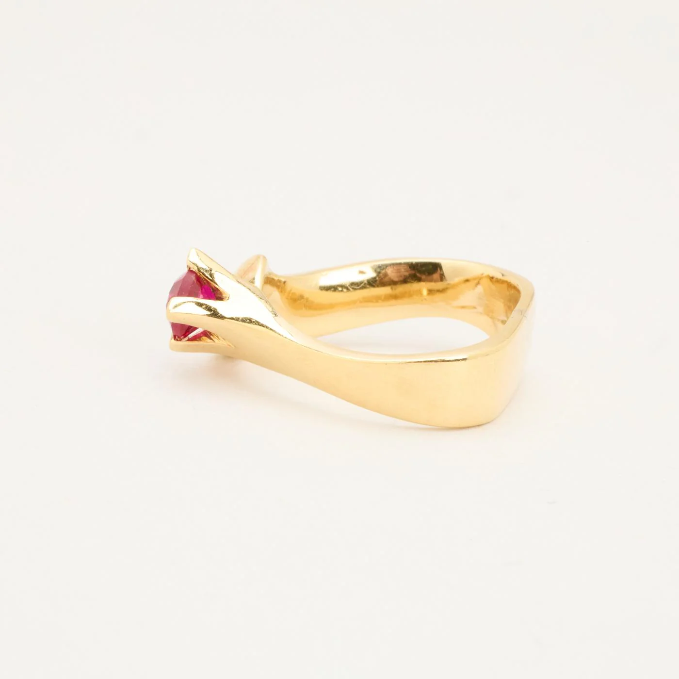 Crossoverring i 14K guld med en syntetisk rubin strl. 16.6 / strl. 52 - Image 4