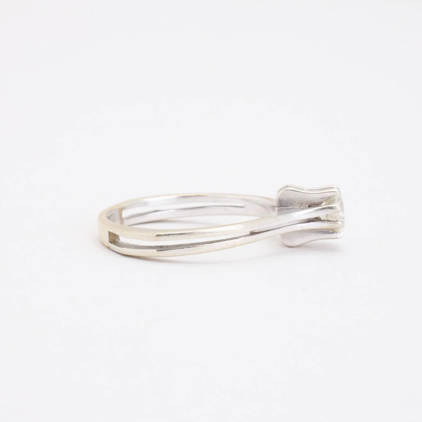 Solitärring med diamant (0.56 ct) i 18K vitt guld strl. 17.2 / strl. 54 - Image 2