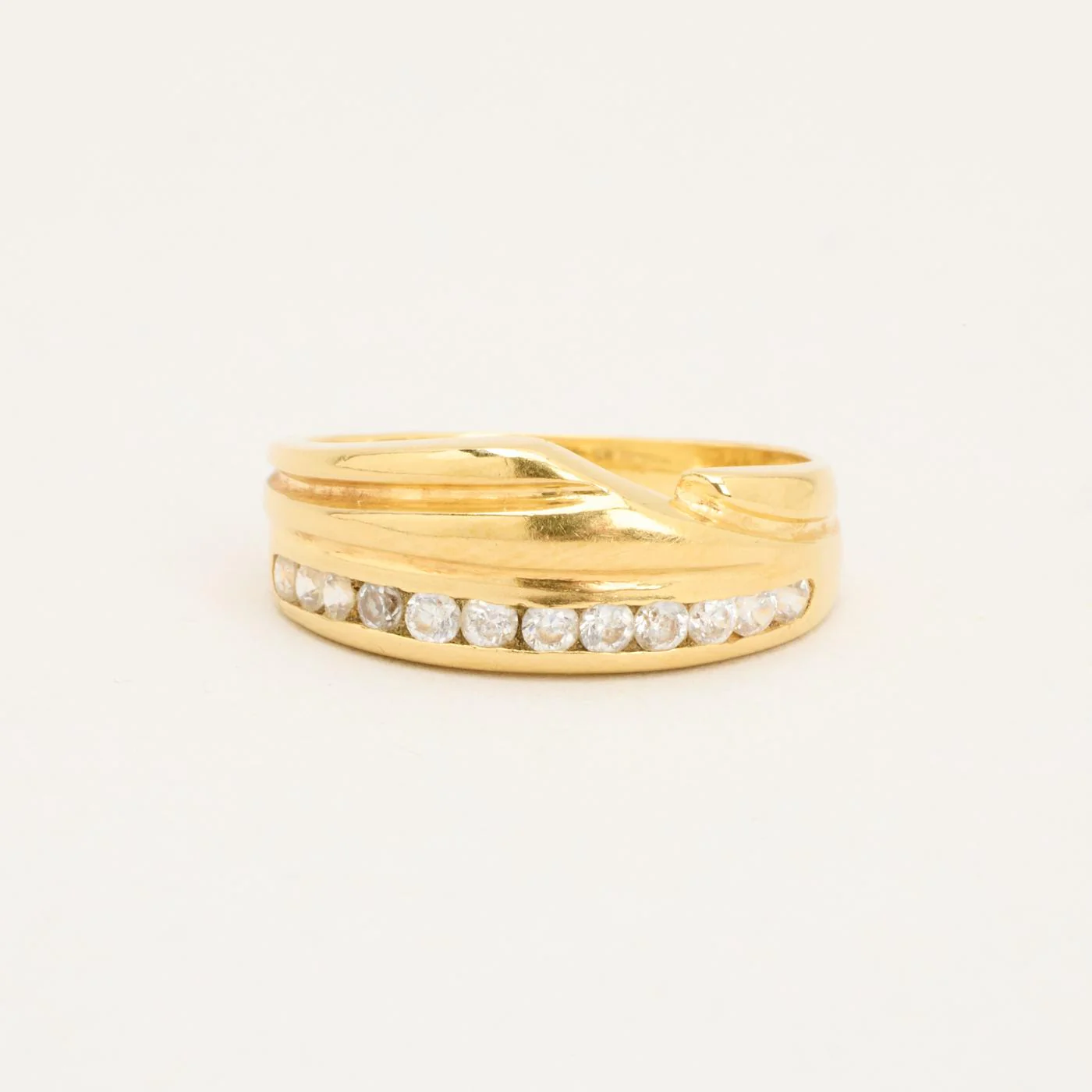 Crossoverring i 18K guld med en zirkonia strl. 17.8 / strl. 56