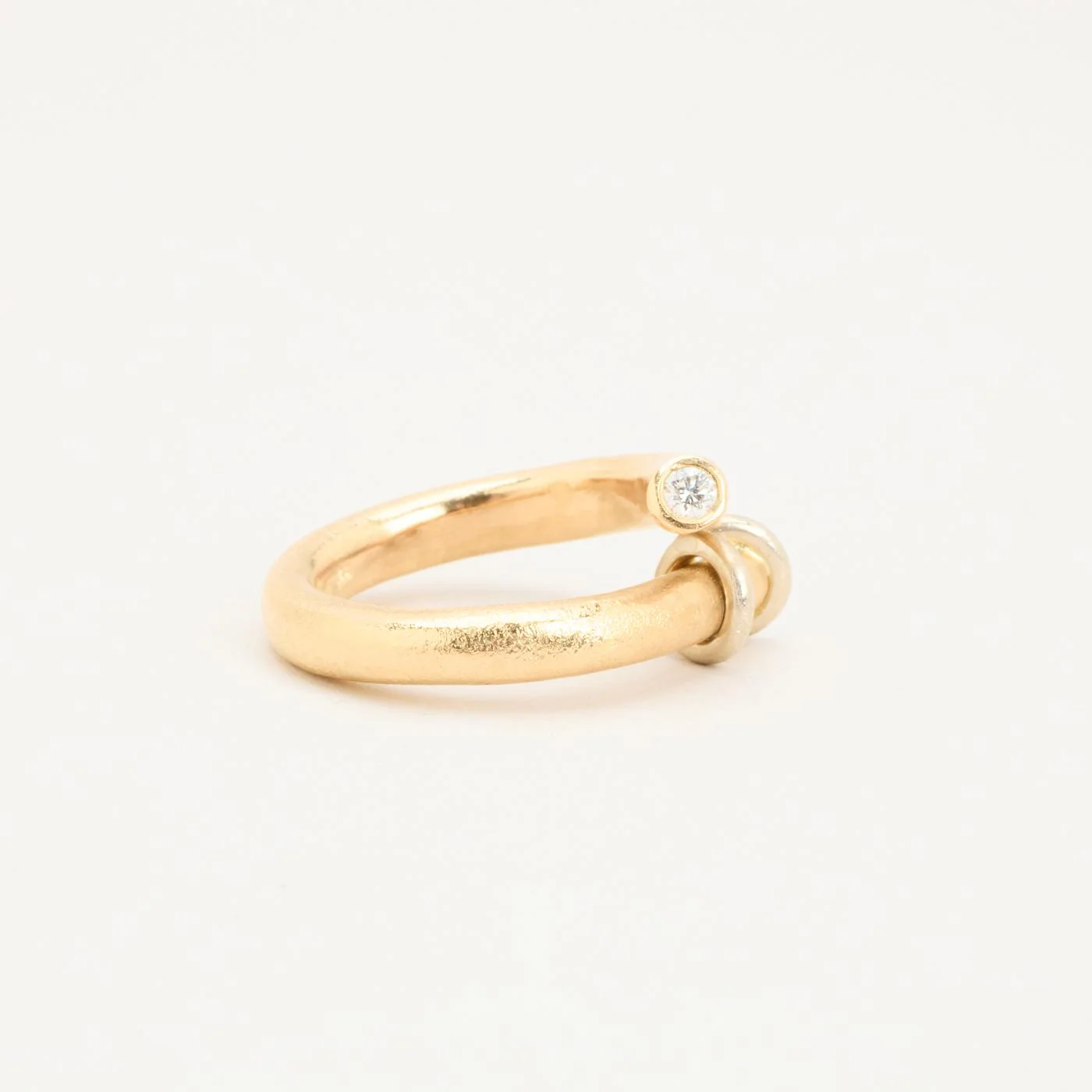 Crossoverring med diamant (0.08 ct) i 14K guld och vitt guld strl. 15.9 / strl. 50 - Image 2