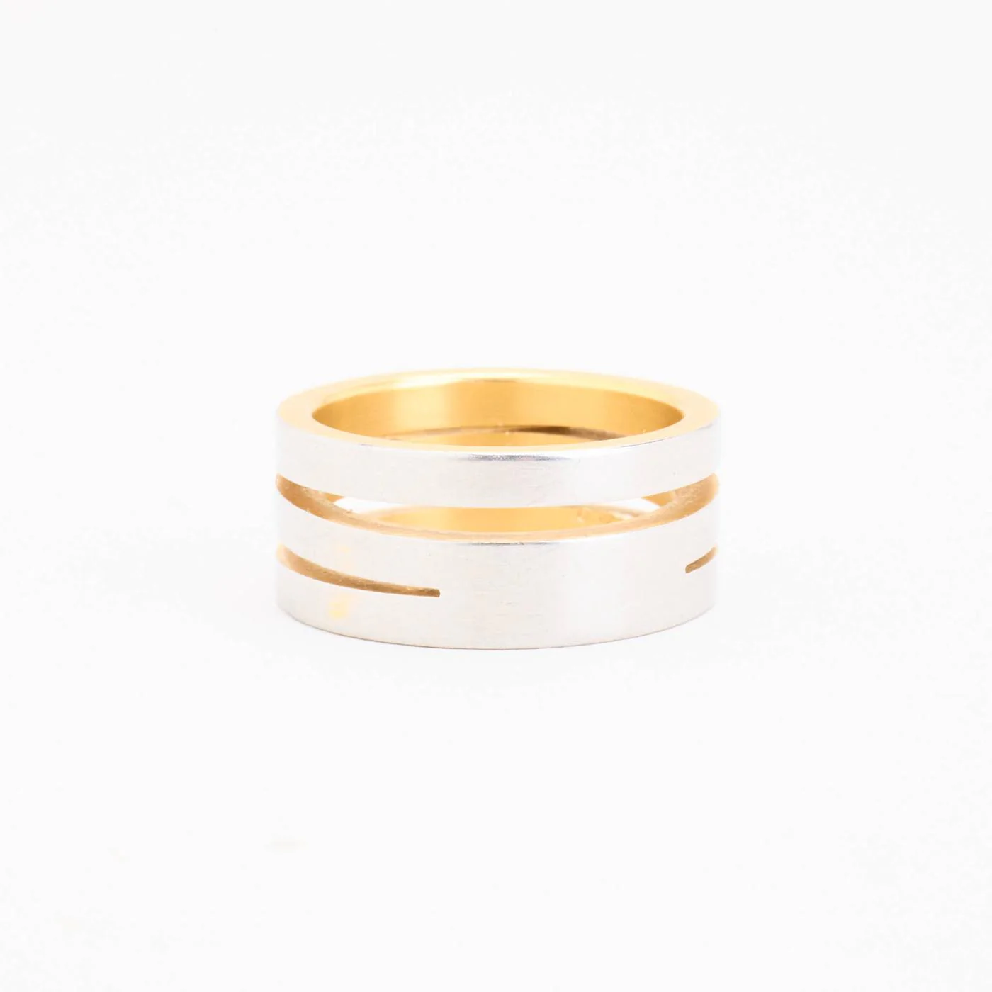 Band i 18K guld och vitt guld strl. 18.1 - 18.5 / strl. 57 - 58