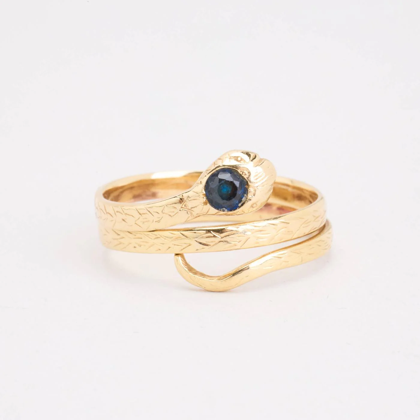 Ormring i 14K guld med en syntetisk safir strl. 20.4 / strl. 64