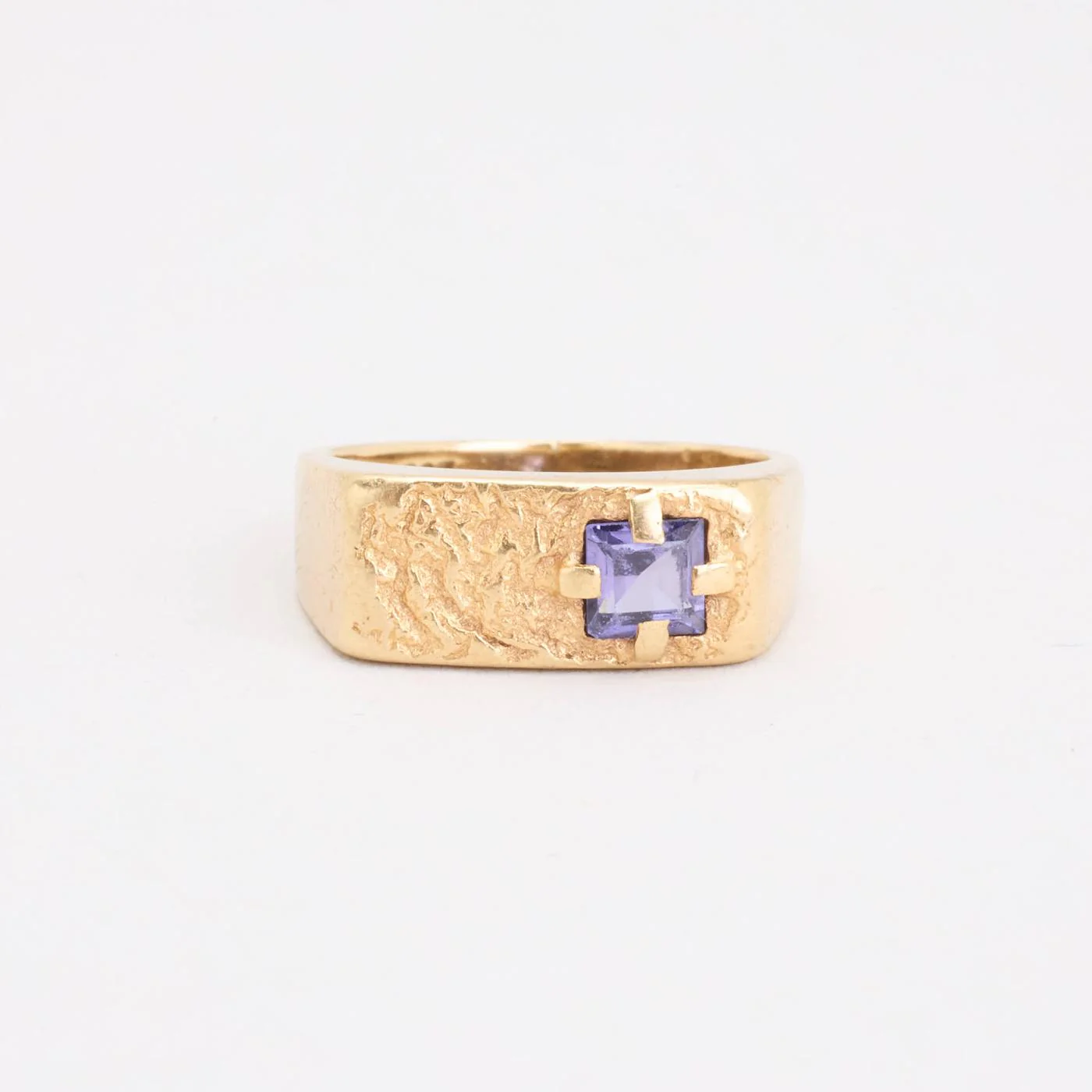 Signetring i 14K guld med en syntetisk safir strl. 15.3 / strl. 48