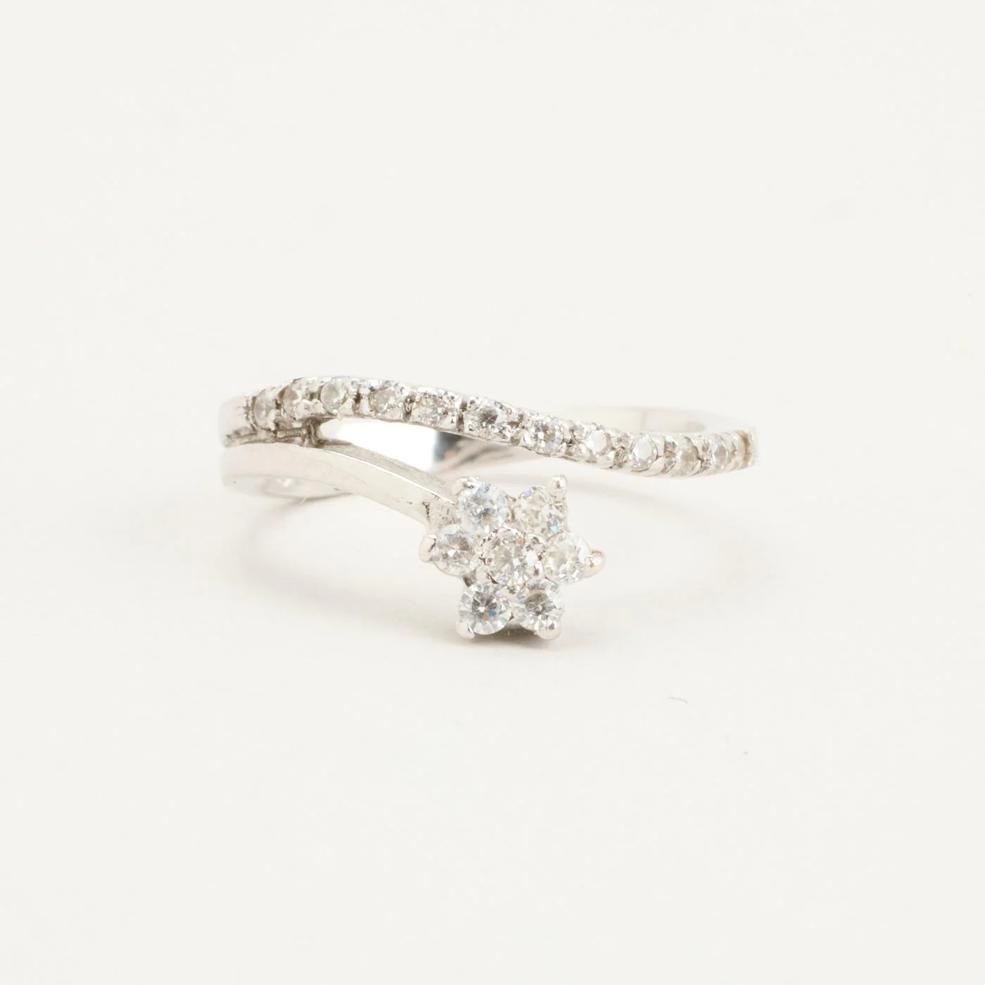 Blomsterring i 18K vitt guld med en zirkonia strl. 15.3 / strl. 48