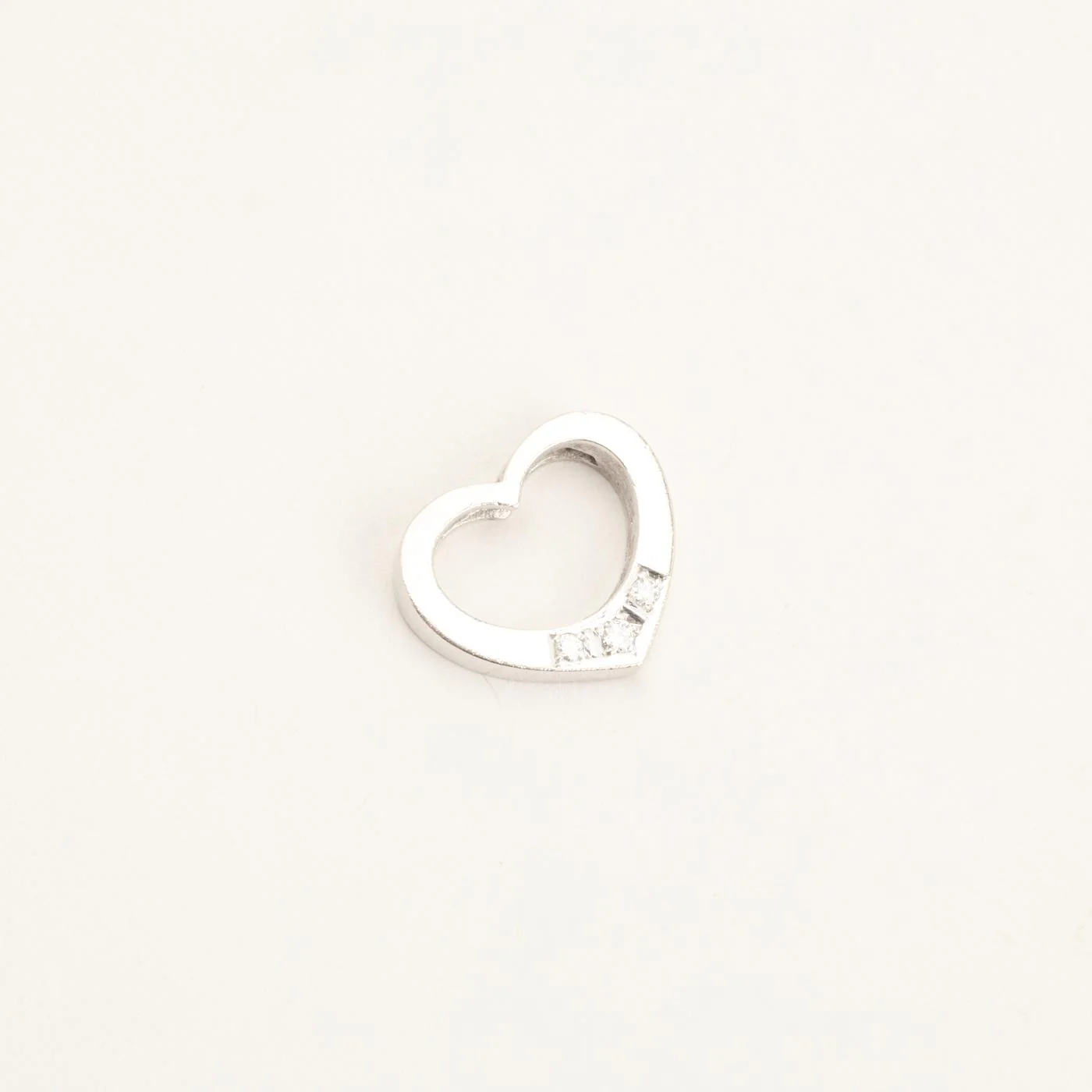 Hjärthänge med diamant (0.05 ct) i 14K vitt guld, 1.4 cm, 2.62 g