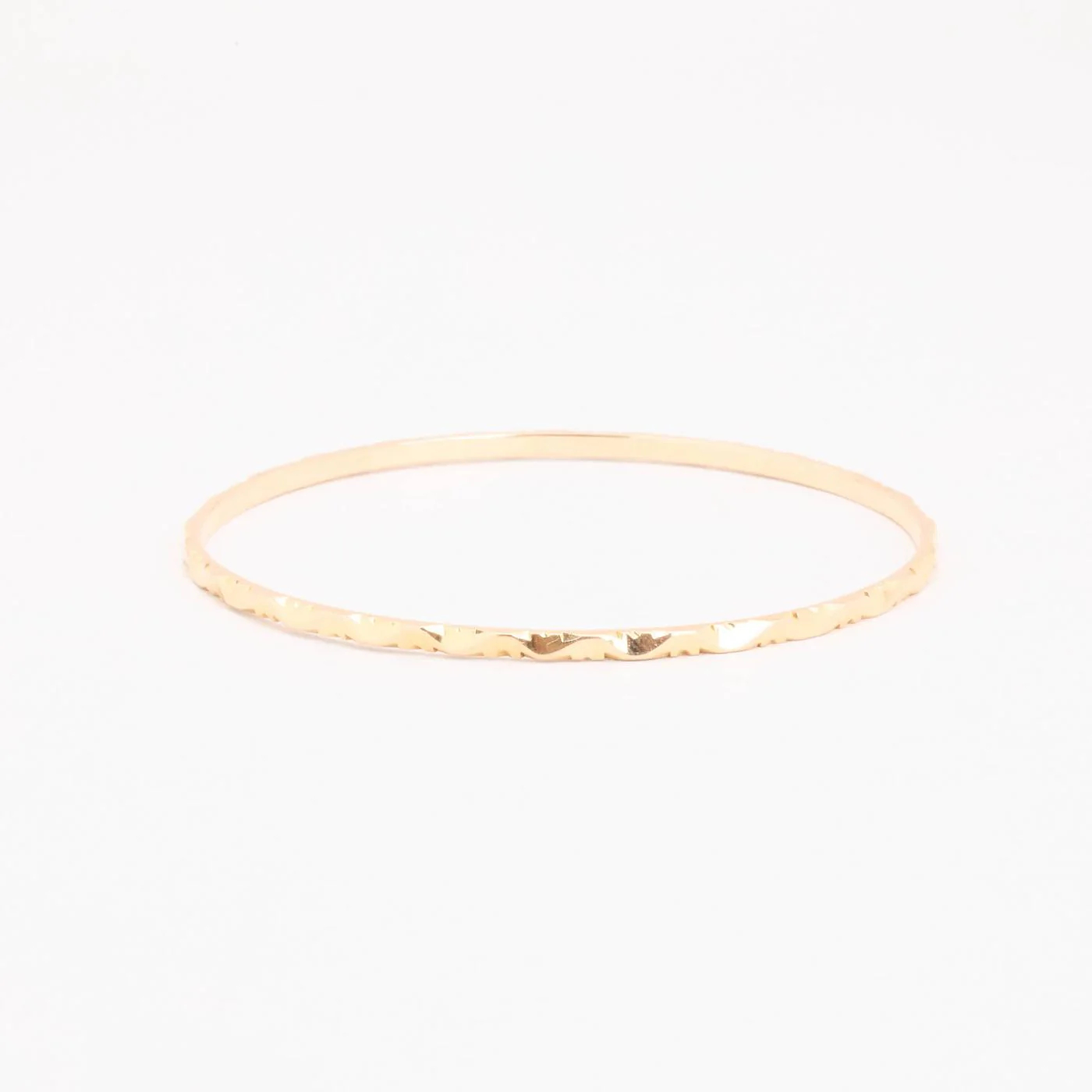 Mönstrad fast armring i 18K guld, 6.4 cm, 10 g