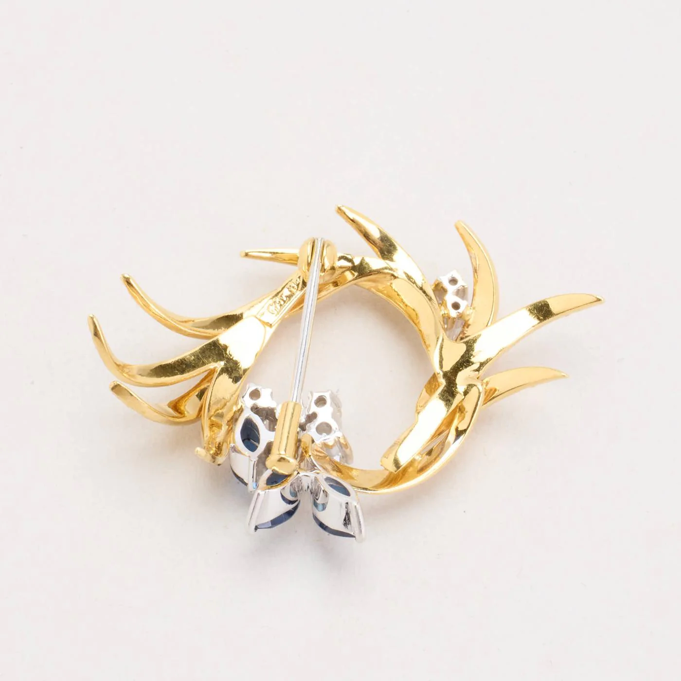 Brosch med diamant (0.7 ct) i 18K guld och vitt guld med en safir, 2.9 cm, 8.69 g - Image 2