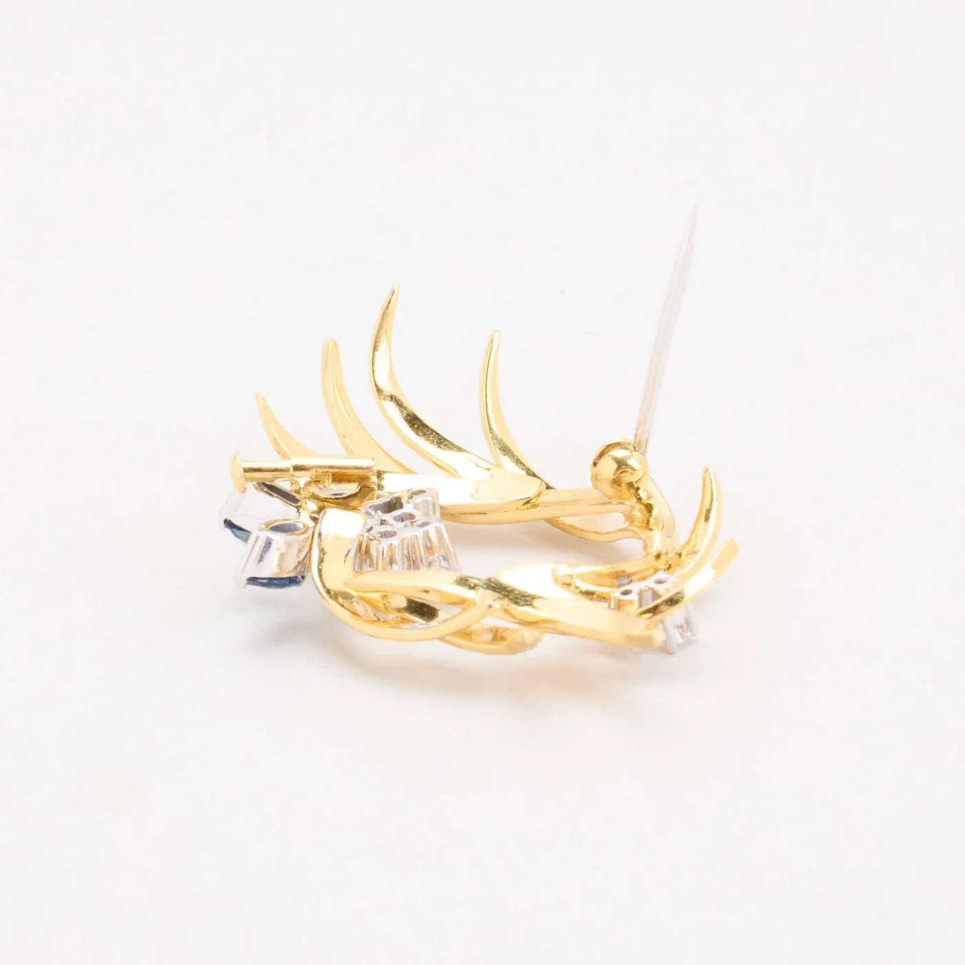 Brosch med diamant (0.7 ct) i 18K guld och vitt guld med en safir, 2.9 cm, 8.69 g - Image 3