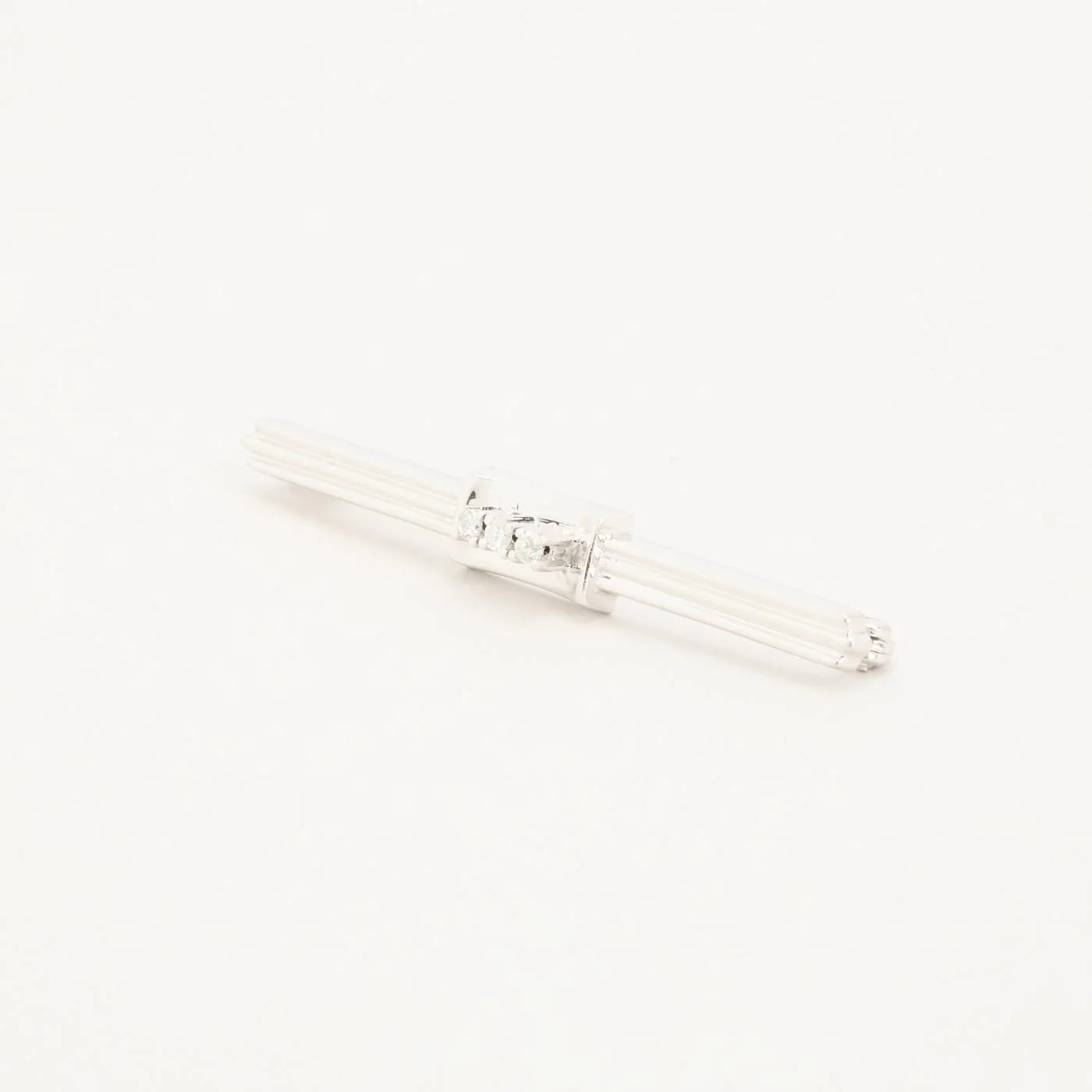 Brosch med diamant (0.14 ct) i 14K vitt guld, 5.8 cm, 4.48 g