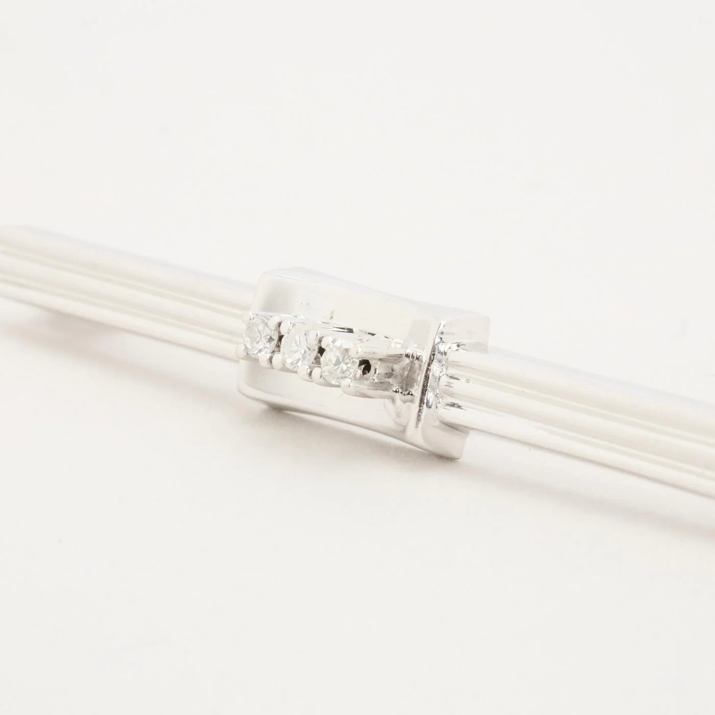 Brosch med diamant (0.14 ct) i 14K vitt guld, 5.8 cm, 4.48 g - Image 3