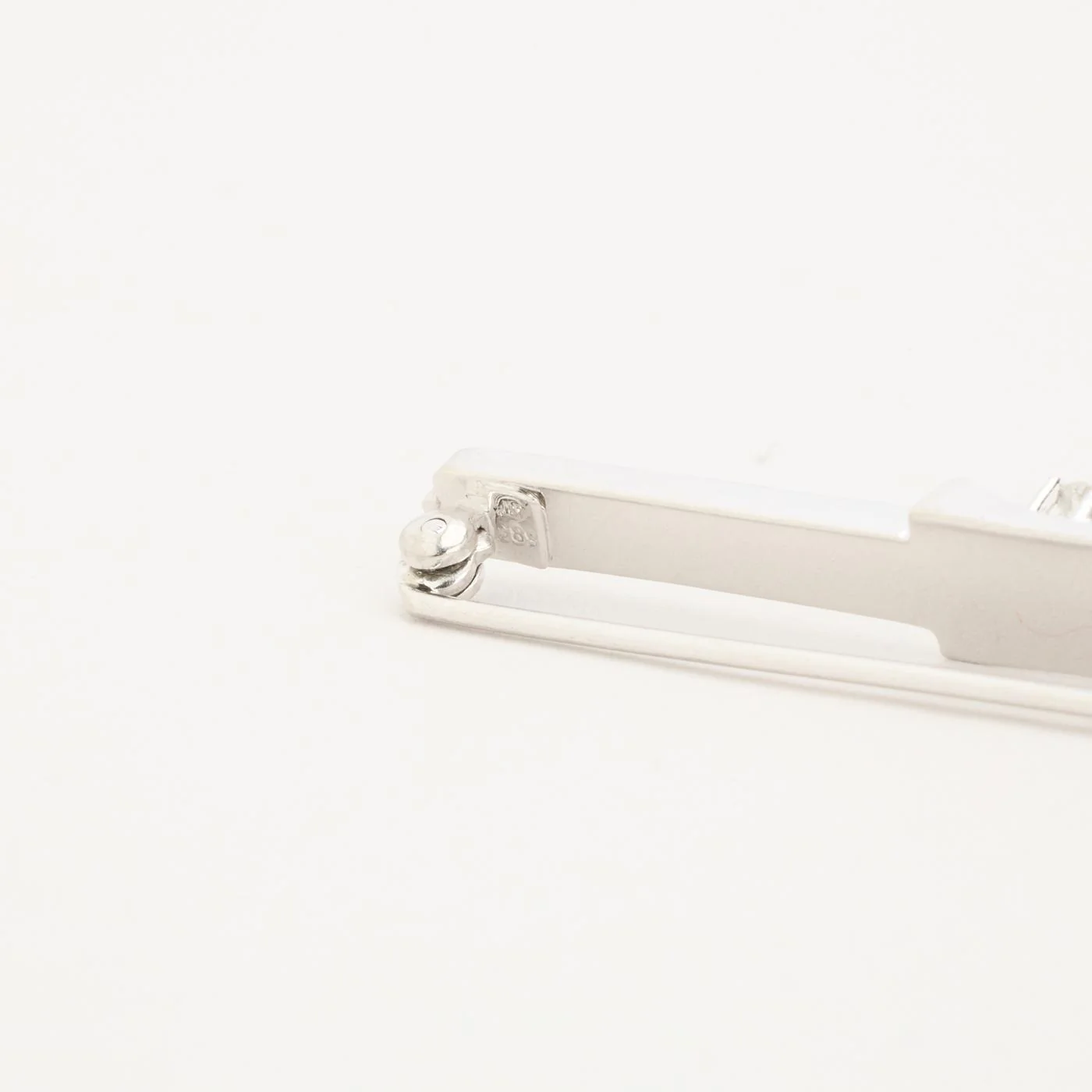 Brosch med diamant (0.14 ct) i 14K vitt guld, 5.8 cm, 4.48 g - Image 4