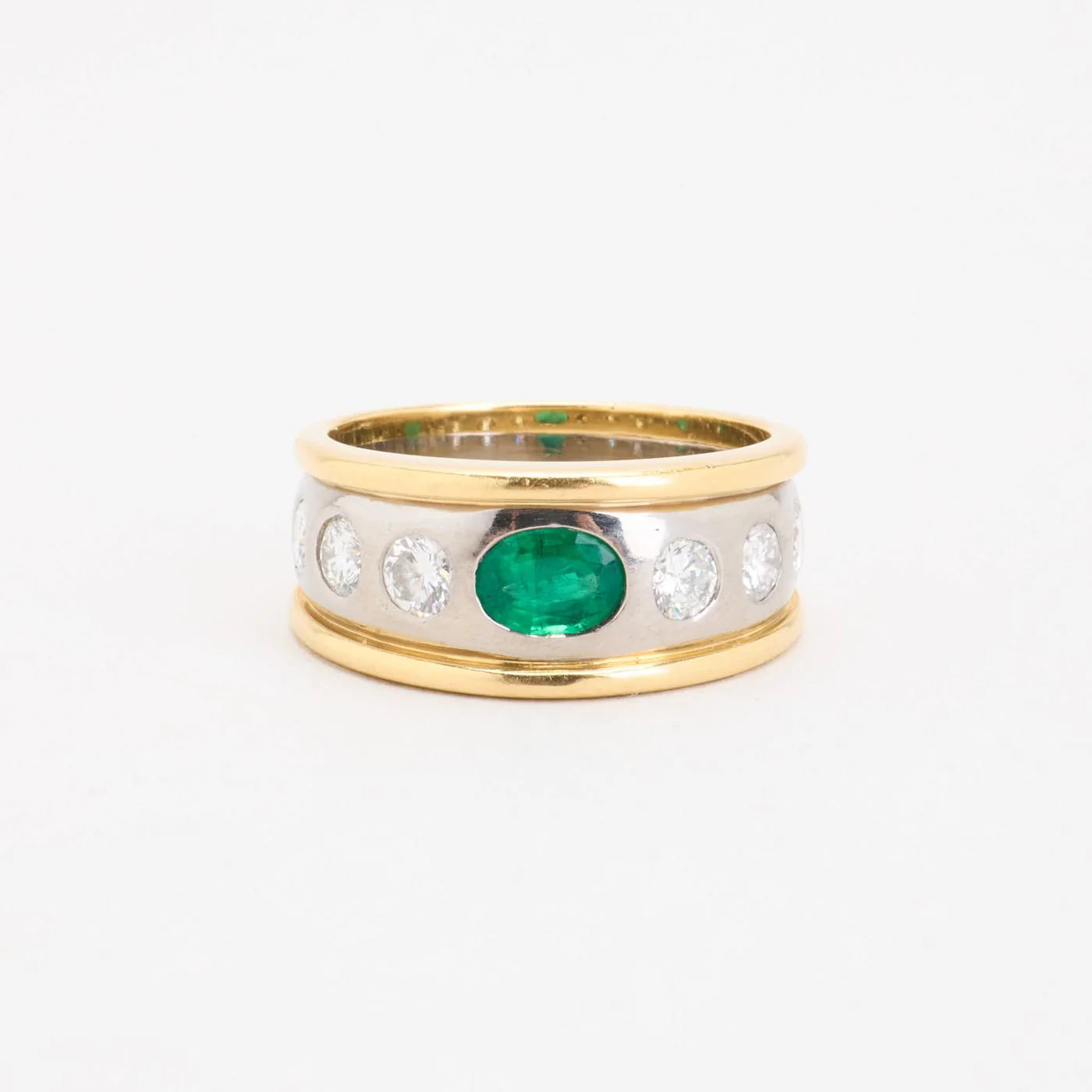 Gypsyring med diamant (0.66 ct) i 18K guld och vitt guld med en smaragd strl. 18.1 / strl. 57